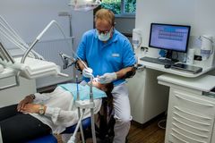 Armon Edero Support Arm Dentist Procedure