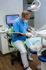 Armon Edero Support Arm Dentist Procedure